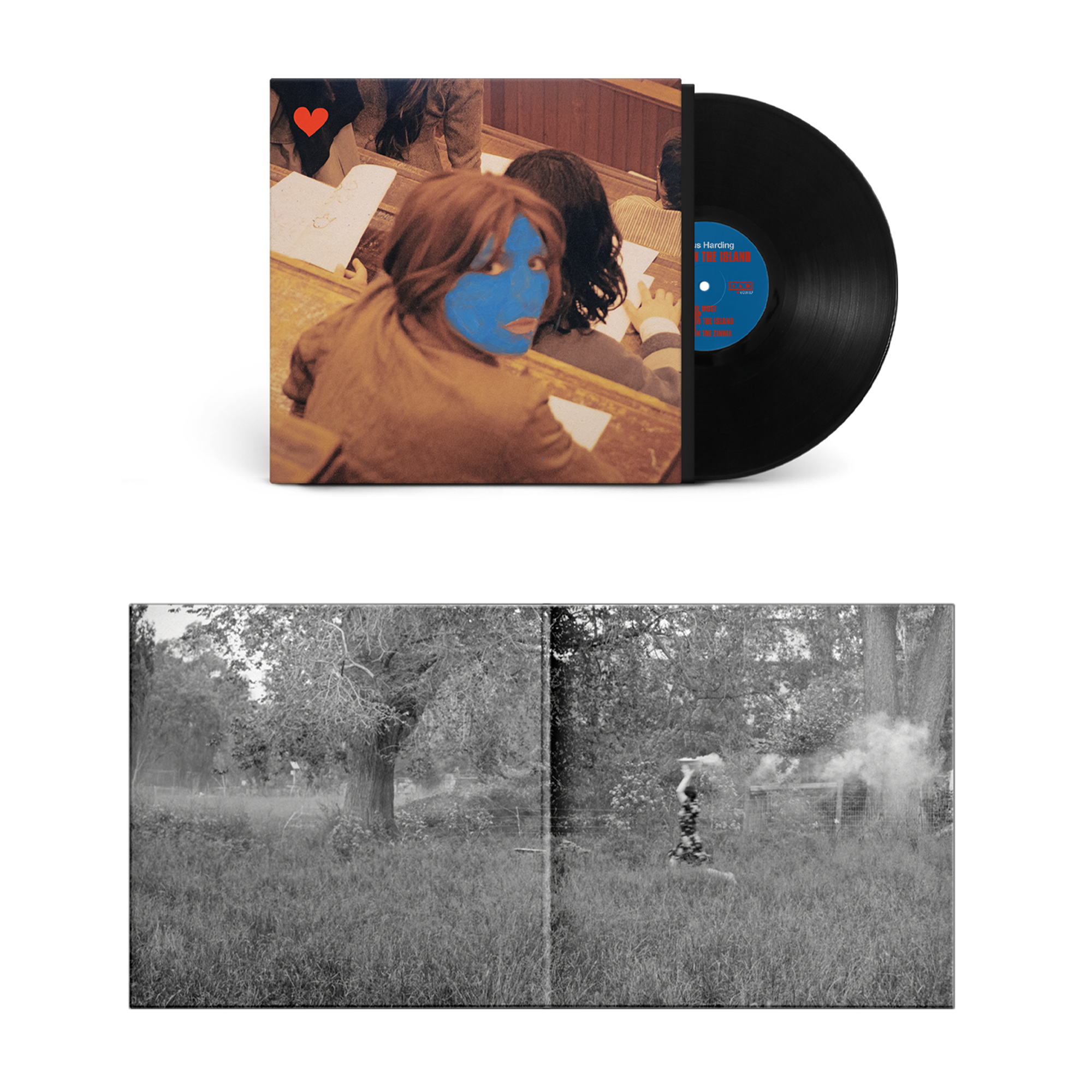 La musicienne et compositrice folk néo-zélandaise Aldous Harding fait paraître son cinquième opus ‘Train on the Island’ via 4AD. L’album de 10 chansons a été coproduit avec son collaborateur de longue date John Parish (PJ Harvey, Dry Cleaning) au Rockfield Studios dans le Pays de Galles, où le duo avait déjà enregistré ‘Party’ (2017), ‘Designer’ (2019) et ‘Warm Chris’ (2022). ‘Train on the Island’ comporte les contributions musicales de Joe Harvey-Whyte au pedal steel, Mali Llywelyn à la harpe, Thomas Poli aux synthés, Sebastian Rochford (Polar Bear) à la batterie ainsi que Huw Evans (H. Hawkline) à la basse, aux chœurs, à la guitare et à l’orgue.