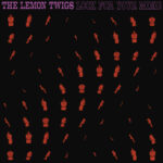 Les deux précédents albums de Captured Tracks, A Dream Is All We Know (2024) et Everything Harmony (2023), marquaient un tournant dans la carrière des Lemon Twigs, qui comptait alors cinq albums. « On a commencé à faire des disques qu'on écoutait nous-mêmes », explique Michael D'Addario, le cadet des frères Twig, aujourd'hui âgé de 26 ans. « On a été obligés de ralentir et de se redéfinir en 2020. À cette époque, on a cherché à identifier nos points forts par rapport aux autres groupes, notamment en studio. Les concerts étaient devenus de plus en plus chaotiques, et sans perspective de rejouer, on s'est dit que c'était le moment idéal pour créer quelque chose de plus subtil, et pour exploiter tout particulièrement les atouts de Brian. On a décidé de concentrer tous nos efforts sur la création d'un album puissant, et c'est ainsi qu'est né Everything Harmony. » L'album a été salué par la critique. À l'époque de « A Dream Is All We Know », le futur classique de Michael, « My Golden Years », qui ouvre l'album et a également fait l'objet d'une sortie en single et d'un superbe clip, la nouvelle ère des Lemon Twigs avait véritablement commencé. Voici maintenant le troisième album des Lemon Twigs pour Captured Tracks, « Look For Your Mind! », qui fait suite au single « I've Got A Broken Heart » / « Friday (I'm Gonna Love You) », leur première sortie en deux ans, si l'on excepte l'excellent album solo de Brian, « Till The Morning » (2025). Pour les amateurs du mélange de folk-rock psychédélique et de garage-pop que le groupe avait exploré sur leur précédent album, ce duo était un vrai régal. Le prochain album allait-il s'inscrire dans cette même veine ? « Je crois qu'on espérait, au départ, que chaque morceau serait dans un style pop-rock », explique Brian à propos de leurs intentions initiales, mais étant donné qu'il s'agit des Lemon Twigs, c'était impossible. Comment aurait-il pu en être autrement ? Sous ses airs pop et entraînants, Look For Your Mind! recèle une paranoïa et une méfiance sous-jacentes. « Je pense vraiment que nous vivons une époque de folie », admet Brian après un temps de réflexion. « Il faut absolument préserver sa santé mentale si on ne veut pas la perdre. » L'album s'ouvre sur le titre éponyme « Look For Your Mind », une composition entraînante de Michael, qui introduit l'auditeur à l'harmonie de guitares qui en est le thème central. Brian joue de la batterie, de la basse et de la guitare fuzz. Michael assure les parties de guitare rythmique et solo. Michael mène le chant, mais au fil de la chanson, les parties vocales sont partagées. On retrouve ici une grande partie de ce qui avait fait le succès de A Dream Is All We Know, mais avec une approche plus incisive. C'est du pur Twigs, un hommage à l'âge d'or de la pop guitare, sans pour autant tomber dans la caricature. L'optimisme caractéristique de l'adolescence se poursuit avec « 2 or 3 » de Brian. Un morceau pop entraînant, où les frères forment un duo de choc pour construire leur propre mur de son. « Après notre concert en Argentine, je me suis endormi et je me suis réveillé avec le refrain en tête », raconte Brian. « J’avais rêvé de la mélodie et des paroles, alors il a fallu que je trouve de quoi ça parlait. Ça parle d’un gars pas assez intelligent ni cultivé pour sa copine. On essaie toujours d’écrire des chansons dont le sens se résume à une seule phrase. Un concept pop simple.» « Nothin’ But You » marque le retour des Twigs à la power pop – un style bien plus complexe à maîtriser qu’il n’y paraît. « Ce genre de chansons est vraiment difficile à perfectionner », affirme Michael. « On peut vite se tromper dans le monde du doublage. La tentation est grande d'opter pour quelque chose de plus complexe, mais ce n'est pas toujours nécessaire. J'ai eu l'occasion de développer ces parties de guitare il y a environ trois ans, lors d'un concert avec Brian et Eva Chambers (Tchotchke) au sein du Michael D'Addario Trio. On retrouve d'ailleurs quelques morceaux de l'album enregistrés avec cette formation. » Outre la participation d'Eva, Look For Your Mind! marque les débuts en studio de Reza Matin (batterie) et Danny Ayala (basse) des Twigs. Habitués à tout gérer eux-mêmes en studio, les frères ont ainsi bénéficié d'une liberté nouvelle. « Sept des morceaux sont juste Michael et moi », se souvient Brian. « Sur “Nothin’ But You” et “I Just Can’t Get Over Losing You”, Eva nous a rejoints à la basse et au chant, comme sur le single sorti plus tôt cette année. Sur les autres titres, Reza est à la batterie, et Danny nous a rejoints sur “Bring You Down” et “You’re Still My Girl”. Ils nous ont permis de capturer enfin ce son live si particulier sur l’album. » L’album a de nouveau été enregistré dans le minuscule studio des frères à Brooklyn. « C’est assez terrible d’être plus que Brian et moi », s’amuse Michael. « C’est 37 mètres carrés et il n’y a pas de place pour s’asseoir avec tout le matériel. On finit par être productifs juste parce qu’on a envie de se barrer au plus vite. Mais on a fait de super jams nocturnes avec Reza. »