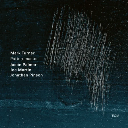 Dans sa critique du dernier album de Mark Turner avec son quartet pour ECM, *Return From The Stars* (2022), Peter Rüedi, du quotidien suisse *Weltwoche*, qualifiait le programme de « musique de chambre improvisée la plus épurée, la plus concentrée et la plus inspirée qui soit ». Une description qui sied parfaitement aux puissantes créations du saxophoniste ténor à la tête de son quartet, qui semblent avoir atteint leur apogée en termes de sophistication et de force sur *Patternmaster*, un album qui, à bien des égards, s'inscrit dans la continuité et l'approfondissement du précédent opus du groupe. L'improvisation débridée et une maîtrise parfaite sont les moteurs de ce quartet qui a forgé sa compréhension musicale commune au fil des années, sur scène comme en studio. « Plus la confiance règne, plus on ose prendre des risques et plus on peut approfondir sa relation avec les autres », explique le leader, qui estime que la complicité du groupe lui permet de dépasser la simple technique et d'explorer l'art musical en profondeur. « On se sent libre d'expérimenter davantage en matière de composition, sans jamais se soucier du résultat, car on sait que ce sera excellent. » Turner et Jason Palmer développent des thèmes aux riches implications harmoniques, soutenus par Joe Martin à la contrebasse et Jonathan Pinson à la batterie. Leurs contributions, à la fois mélodiques, harmoniques et rythmiques, s'entremêlent avec les cuivres avec une grande intensité. Ces six compositions originales de Turner possèdent une qualité intemporelle, puisant son inspiration dans l'âge d'or du be-bop tout en se tournant vers l'avenir.