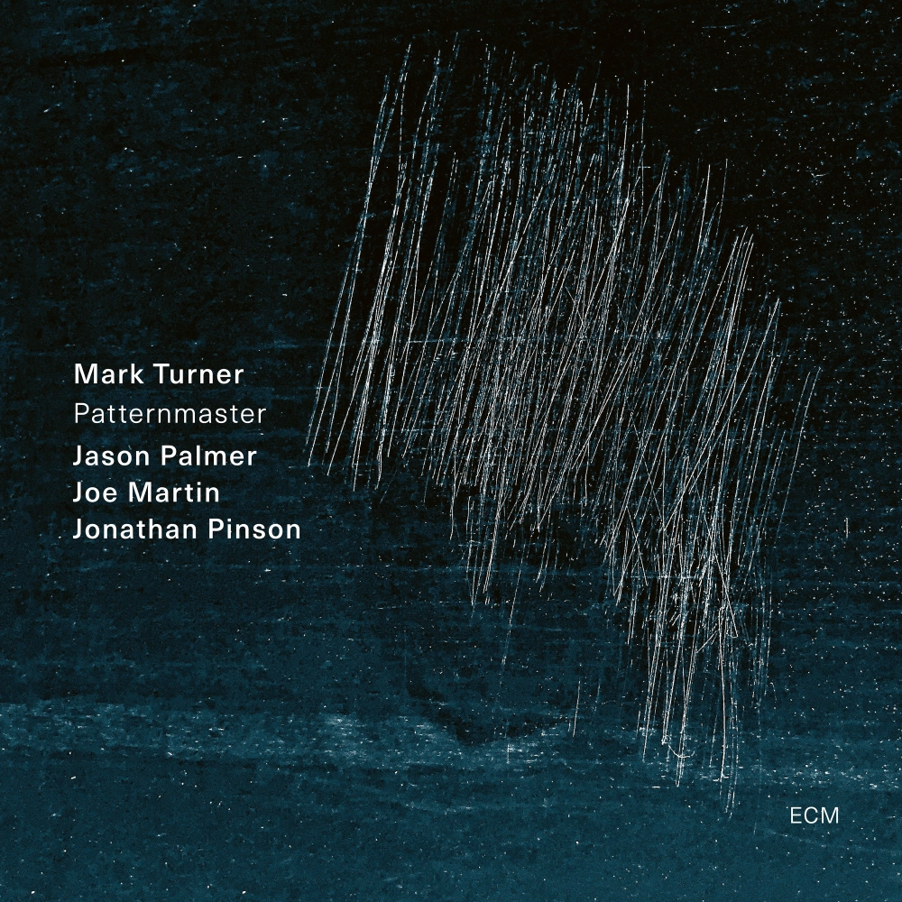 Dans sa critique du dernier album de Mark Turner avec son quartet pour ECM, *Return From The Stars* (2022), Peter Rüedi, du quotidien suisse *Weltwoche*, qualifiait le programme de « musique de chambre improvisée la plus épurée, la plus concentrée et la plus inspirée qui soit ». Une description qui sied parfaitement aux puissantes créations du saxophoniste ténor à la tête de son quartet, qui semblent avoir atteint leur apogée en termes de sophistication et de force sur *Patternmaster*, un album qui, à bien des égards, s'inscrit dans la continuité et l'approfondissement du précédent opus du groupe. L'improvisation débridée et une maîtrise parfaite sont les moteurs de ce quartet qui a forgé sa compréhension musicale commune au fil des années, sur scène comme en studio. « Plus la confiance règne, plus on ose prendre des risques et plus on peut approfondir sa relation avec les autres », explique le leader, qui estime que la complicité du groupe lui permet de dépasser la simple technique et d'explorer l'art musical en profondeur. « On se sent libre d'expérimenter davantage en matière de composition, sans jamais se soucier du résultat, car on sait que ce sera excellent. » Turner et Jason Palmer développent des thèmes aux riches implications harmoniques, soutenus par Joe Martin à la contrebasse et Jonathan Pinson à la batterie. Leurs contributions, à la fois mélodiques, harmoniques et rythmiques, s'entremêlent avec les cuivres avec une grande intensité. Ces six compositions originales de Turner possèdent une qualité intemporelle, puisant son inspiration dans l'âge d'or du be-bop tout en se tournant vers l'avenir.