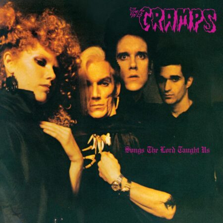 Songs The Lord Taught Us est un album culte de The Cramps sorti en 1980. Formé en 1976, le groupe mêle rockabilly, punk et rock’n’roll avec une touche horrifique unique, influençant encore des générations. Ces disques essentiels séduisent aussi un nouveau public, notamment depuis le succès de la série Wednesday, où le titre Goo Goo Muck accompagne la célèbre scène de danse.