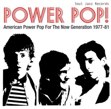 15 pépites punk/power pop américaines rarissimes, interprétées par des groupes méconnus ! La nouvelle compilation de Soul Jazz Records, « Power Pop! American Power Pop for the Now Generation 1977-1981 », rassemble une mine de morceaux punk/power pop/new wave de groupes américains, initialement sortis aux États-Unis sur des labels indépendants à la fin des années 70 et au début des années 80. Puisant leur esthétique DIY et leur énergie débordante dans le punk et la new wave, ces groupes rendaient également hommage à l'âge d'or de la pop des années 60 et 70 avec leurs mélodies entraînantes et fédératrices. La plupart de ces disques étaient des 45 tours autoproduits en édition très limitée, souvent les seuls titres jamais publiés par ces groupes. Les exemplaires originaux de ces singles atteignent des prix astronomiques : « It’s All Up to You » d’Ambulance (plus de 400 £), « Hardcore » de The Normals (plus de 300 £) ou encore « Isolation » de The Fingers (vendu pour la dernière fois à 2 960 £ sur Discogs !). Malgré leur rareté, ces disques restent de véritables petits bijoux musicaux de trois minutes, de véritables micro-pistes oubliées d’un genre musical longtemps resté confidentiel. L’album est accompagné d’un livret détaillé, de photos et d’illustrations exclusives. Parmi les groupes présents sur cet album : The Reactions, Dow Jones and The Industrials, The Reruns, The Shoes, Fingers, The Scruffs, Nasty Facts et bien d’autres. 15 pépites punk/power pop américaines rarissimes, interprétées par des groupes méconnus ! La nouvelle compilation de Soul Jazz Records, « Power Pop! American Power Pop for the Now Generation 1977-1981 », rassemble une mine de morceaux punk/power pop/new wave de groupes américains, initialement sortis aux États-Unis sur des labels indépendants à la fin des années 70 et au début des années 80. Puisant leur esthétique DIY et leur énergie débordante dans le punk et la new wave, ces groupes rendaient également hommage à l'âge d'or de la pop des années 60 et 70 avec leurs mélodies entraînantes et fédératrices. La plupart de ces disques étaient des 45 tours autoproduits en édition très limitée, souvent les seuls titres jamais publiés par ces groupes. Les exemplaires originaux de ces singles atteignent des prix astronomiques : « It’s All Up to You » d’Ambulance (plus de 400 £), « Hardcore » de The Normals (plus de 300 £) ou encore « Isolation » de The Fingers (vendu pour la dernière fois à 2 960 £ sur Discogs !). Malgré leur rareté, ces disques restent de véritables petits bijoux musicaux de trois minutes, de véritables micro-pistes oubliées d’un genre musical longtemps resté confidentiel. L’album est accompagné d’un livret détaillé, de photos et d’illustrations exclusives. Parmi les groupes présents sur cet album : The Reactions, Dow Jones and The Industrials, The Reruns, The Shoes, Fingers, The Scruffs, Nasty Facts et bien d’autres.