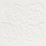 Révélé comme une des voix les plus singulières du jazz contemporain, No(w) Beauty est un quatet franco-américain co-leadé par quatre musiciens parmi les plus appréciés de la scène actuelle. Leur premier album, sorti en 2023, a fait l’effet d’une révélation, recevant de nombreuses distinctions. Un(Seen) se présente comme une exploration sensible de ce qui échappe au premier regard, une beauté cachée. L’album s’enrichit de nouvelles textures électroniques, de la présence marquante d’un quatuor à cordes, et de la collaboration exceptionnelle avec le chanteur folk américain Sam Amidon. "Ce disque parle de ce qui ne se voit pas d’emblée, de ce qu’on rate souvent dans la précipitation. C’est une invitation à ralentir, à écouter différemment. " Par un mélange audacieux de jazz moderne, de musique classique européenne, de hip-hop, et de sons électroniques, No(w) Beauty continue de franchir les frontières stylistiques avec une grande liberté créative, sans jamais perdre de vue son geste initial : offrir de la beauté. Chaque morceau possède sa propre identité, mais tous s’imbriquent dans une narration globale, où la force collective prend le pas sur l’individuel. Les quatre membres signent les compositions à parts égales, nourries de leurs échanges, de leur complicité, et avec la volonté de se renouveler. Hermon Mehari,  trompette Enzo Carniel , piano et synthétiseur Damien Varaillon, contrebasse Stéphane Adsuar, batterie et percussions Les invités : Sam Amidon et Angélique Nicolas - voix  Francesco Geminiani - synthétiseur et produdction Quartet à cordes  : Benjamin Ducasse et Madeleine Athané-Best, violon Nina Tonji, alto Simon Iachemet, violoncelle "Ce disque parle de ce qui ne se voit pas d’emblée, de ce qu’on rate souvent dans la précipitation. C’est une invitation à ralentir, à écouter différemment." Par un mélange audacieux de jazz moderne, de musique classique européenne, de hip-hop, et de sons électroniques, NO(w) Beauty continue de franchir les frontières stylistiques avec une grande liberté créative, sans jamais perdre de vue son geste initial : offrir de la beauté. 1. Sira Lutana 2. Interlude (The Calling) 3. Don’t Judge by the Feathers 4. The Bird’s Enlightened Path ft Sam Amidon 5. Inner Spaces 6. Zones de l’oubli 7. Zone 11 - Territoire(s) 8. Atlantic Currents 9. Second Glances 10. Gentlemen’s Agreement 11. Intemporelle