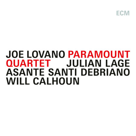Le guitariste Julian Lage, le contrebassiste Asante Santi Debriano et le batteur Will Calhoun ouvrent, avec Paramount Quartet, un nouveau chapitre dans l’œuvre de Joe Lovano. Leur musique introduit des inflexions d’americana au cœur d’une esthétique moderniste, explorée avec liberté et intensité. Tour à tour dense et extraverti, puis intime et retenu, ce programme – porté par quatre musiciens de générations croisées – réunit des originaux, ainsi que ‘Lady Day’ (Shorter) et ‘First Song’ (Haden).
