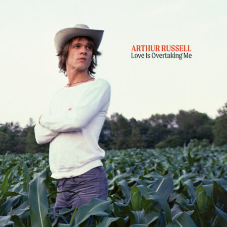 Le 21 mai, jour qui aurait marqué le 75e anniversaire d'Arthur Russell, Audika Records présente une réédition double vinyle remasterisée de la compilation culte « Love Is Overtaking Me », regroupant ses titres folk, pop et country, dont « Planted a Thought », « Close My Eyes » et « I Couldn’t Say It To Your Face ». Initialement parue en 2007, cette nouvelle édition inclut de nouveaux masters issus d'une bande magnétique récemment retrouvée et a été remasterisée par Timothy Stollenwerk au studio Stereophonic Mastering de Portland, dans l'Oregon.