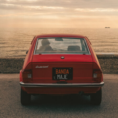 nouvelles et une musique qui n'appartient qu'à elle-même. Cinq ans après leur premier album éclatant, Ufo Bar, les Italiens de Banda Maje, maîtres du funk cinématographique, reviennent avec Costa Sud, pour nous emmener au cœur de leur « Salifornie » : une province du Sud aux côtes baignées de soleil et aux bâtiments délabrés, où naissent et s’épanouissent les rêves d’évasion exotique. Une fois de plus, derrière les huit titres de l’album (et au volant de l’Alfasud rouge flamboyante qui orne la pochette) se trouve le compositeur et claviériste Peppe Maiellano. Il a méticuleusement composé chaque morceau pour ses complices virtuoses : une véritable famille de musiciens exubérants, disséminés entre Salerne et Naples, tous unis par des liens profonds avec la région et une foi commune dans la force de la création artistique indépendante. La Costa Sud imaginée par Banda Maje est un ruban scintillant d’asphalte brûlé par le soleil, qui s’étend entre la mer et les forêts de pins centenaires du golfe de Salerne. C'est une terre de lieux enchanteurs mais meurtris, où la grâce de la civilisation grecque antique côtoie, dans un silence inquiet, les cicatrices d'une urbanisation galopante et d'un abandon prématuré. Conçu et enregistré intégralement dans le sud de l'Italie, l'album n'en porte pas moins son regard vers l'horizon. Si le funk napolitain et les bandes originales de films italiens de l'âge d'or restent l'essence même de l'ADN du groupe, cet album accueille de nouvelles influences venues d'outre-Atlantique, mêlant Italie, Brésil, Afrique et sonorités contemporaines dans sa vision unique du « Sud global ».
