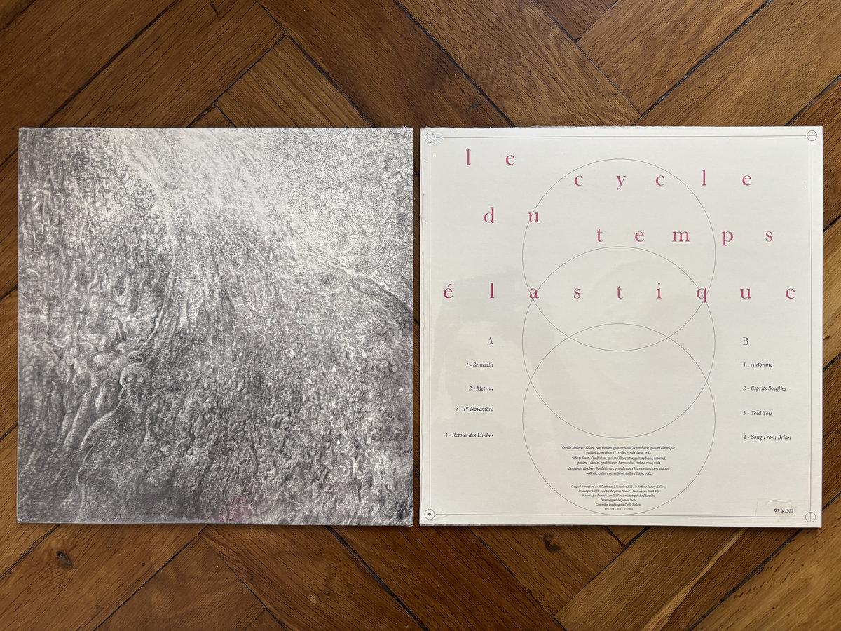 Les trois musiciens du Cycle du Temps Élastique se sont retrouvés, un automne, dans une ancienne parfumerie du sud-est de la France, pour enregistrer en prise directe, tous micros ouverts, la matière brute de leurs improvisations. Quelques semaines d'édition et de mixage font naitre les huit pièces cet album homogène et intime. Entre folk expérimental, boucles hypnotiques, musique ambient, elles deviennent les témoins de l'énergie de ce moment, le souffle du temps élastique, le chant discret des esprits. crédits paru le 7 mai 2026 Cyrille Mellerio – flutes, percussion, bass guitar, double bass, electric guitar, 12-string acoustic guitar, synthesizer, vocals Sidney Feret – cymbalum, Thorcaster guitar, bass guitar, lap steel guitar, four-string guitar, synthesizer, harmonica, hurdy-gurdy, vocals Benjamin Fincher – synthesizers, grand piano, harmonium, percussion, drums, acoustic guitar, bass guitar, vocals Composed and recorded October 30 – November 5, 2022 at the Perfume Factory, Seillans Produced by LCDTE Mixed by Benjamin Fincher and Kai Andersen (track B4) Mastered by François Fanelli at Sonics Mastering Studio, Marseille, 2025 Original artwork by Quentin Spohn Graphic design by Cyrille Mellerio © 2026