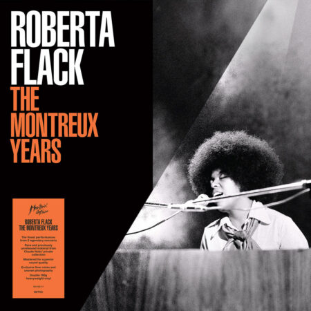 Roberta Flack : The Montreux Years présente des performances live couvrant près de quatre décennies, de ses débuts au Montreux Jazz Festival en 1971 jusqu'en 2008. Cette nouvelle collection révèle l'intensité contenue de son talent sur scène, alliant sa maîtrise du piano à sa voix inimitable. Elle propose des versions exceptionnelles de ses plus grands classiques, ainsi que des interprétations puissantes de chansons d'autres auteurs-compositeurs de renom. Tous les enregistrements de cette collection sont inédits. Présentée en CD et en double vinyle audiophile, cette édition comprend une nouvelle pochette magnifique, des photographies rares et inédites, ainsi que des notes de pochette rédigées par son amie et manager de longue date, Suzanne Koga. Tous les titres sont inédits.