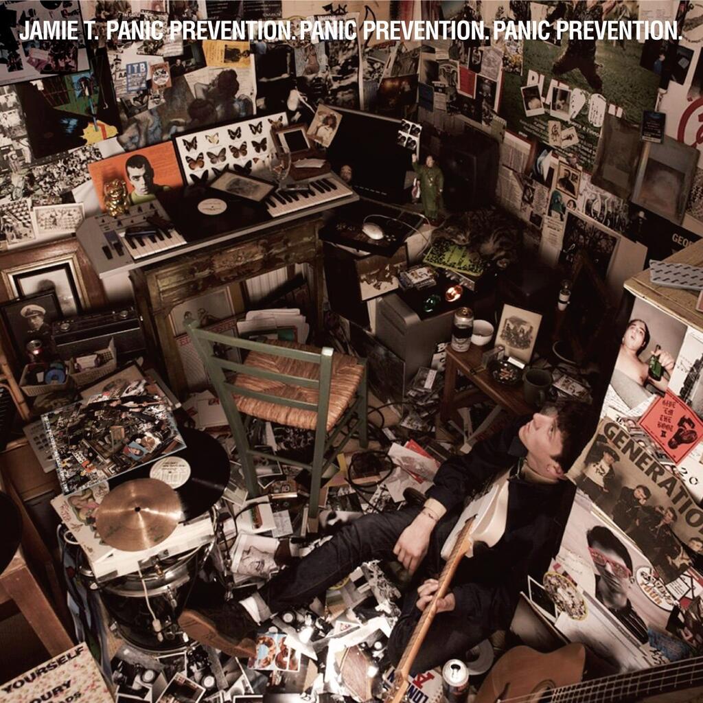 Panic Prevention est le premier album studio de Jamie T, sorti en 2007. Il mélange indie rock, punk, hip-hop et spoken word, avec une énergie brute et des textes très narratifs. L’album aborde des thèmes comme la jeunesse urbaine, l’ennui, les excès et la vie quotidienne à Londres, et se distingue par son ton direct, son humour acide et son style verbal très personnel, qui ont rapidement fait de Jamie T une figure marquante de la scène britannique.