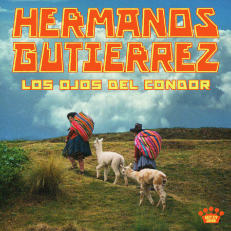 Avec leur nouvel album Los Ojos del Cóndor, Hermanos Gutiérrez ouvrent un nouveau chapitre sonore, délaissant les paysages cosmiques pour les brumes côtières de Lima, au Pérou, berceau des origines familiales des deux frères. Pour leur troisième collaboration avec Easy Eye Sound, Alejandro et Estevan Gutiérrez signent une véritable odyssée musicale aux textures luxuriantes, troquant les grands canyons de l’Ouest américain contre les pulsations envoûtantes de l’Amérique du Sud.