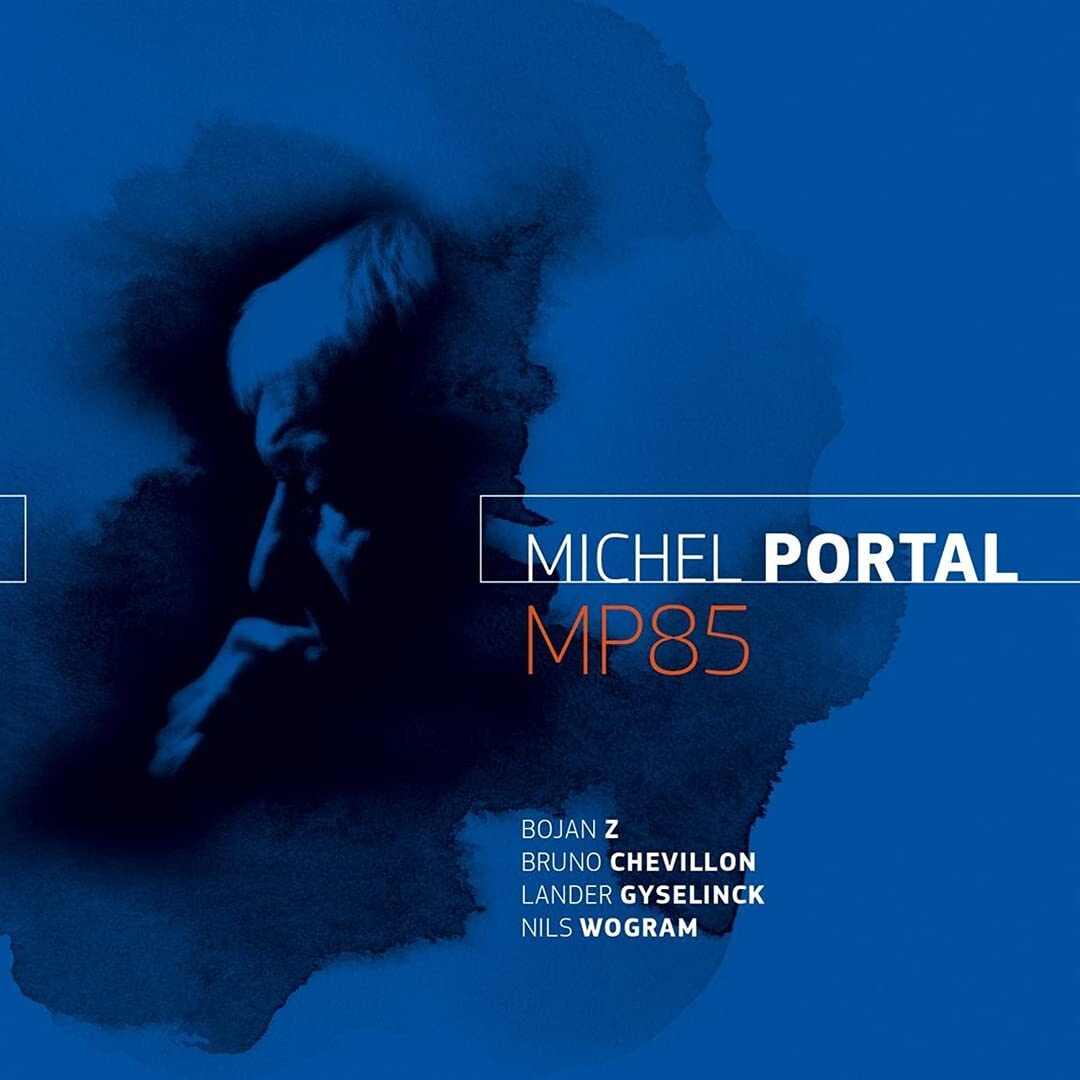 C’est en 2018, pour sa carte blanche offerte par le festival Europajazz que Michel PortalOuverture dans un nouvel onglet a joué pour la première fois avec son nouveau quintet formé de fortes personnalités venant d’horizons stylistiques très divers. Enchanté par l'évidente osmose du groupe, il convie ses compagnons de jeu en juin 2020, juste après le premier confinement dû à la pandémie du Covid 19, dans les studios du Label Bleu. "Nous étions avides de musique mais animés d’un sentiment mêlé de joie, de crainte du virus et de méfiance involontaire envers l’autre soudain renvoyé à son statut d’“étranger menaçant”,  Après un silence discographique de dix années (Baïlador en 2011, enregistré à N-Y), ce MP85 qui fait référence au nombre de bougies du récent anniversaire du monstre sacré du jazz, témoigne de l'esprit de liberté qui l'a toujours animé.  “Je voulais une musique heureuse, vivante, explosive... Quelque chose qui soit ouvert à l’instant présent et qui renoue avec le plaisir du partage et du collectif après toutes ces semaines d’emprisonnement et de solitude. (...) C’est une musique qui se moque des styles, qui choisit la vie, qui fait tomber les murs!”".  Pari plus que réussi, stimulé par de vieux compagnons de scènes, l'époustouflant et très aérien pianiste Bojan ZulfikarpašićOuverture dans un nouvel onglet et l'irrésistible contrebassiste Bruno Chevillon, qui explore magnifiquement les possibles de son instrument, l'extraordinaire jeune batteur belge, Lander Gyselinck que Michel Portal avait fortement repéré et le tromboniste allemand Nils Wogram doué d'une force rythmique exceptionnelle.  On aime cet album à fleur de peau, poétique, d'une pureté renversante et d'une énergie folle, véritable kaléidoscope d’images et de paysages sonores qui vous mettent en joie où font monter les larmes.