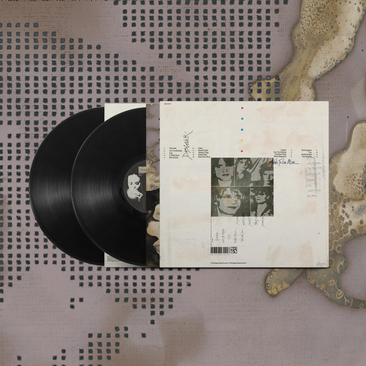 Beggars Banquet fait paraître la réédition 40e anniversaire de ‘Discover’, l’album de la révélation du groupe de goth rock britannique Gene Loves Jezebel. Entièrement remasterisé par Henry Rudkins, cette édition anniversaire est étendue en version double vinyle avec l’addition de ‘Glad To Be Alive’, un enregistrement live capté lors d’un concert à Nottingham en 1986 et pressé pour la première fois. Capturant l’énergie du groupe sur scène, il offre un contrepoint sans-filtre à la version studio : plus fort et sans bride, montrant l’énergie du groupe ayant conduit à leur essor à l’époque. ‘Discover’ comprend notamment le single ‘Desire (Come and Get It)’.