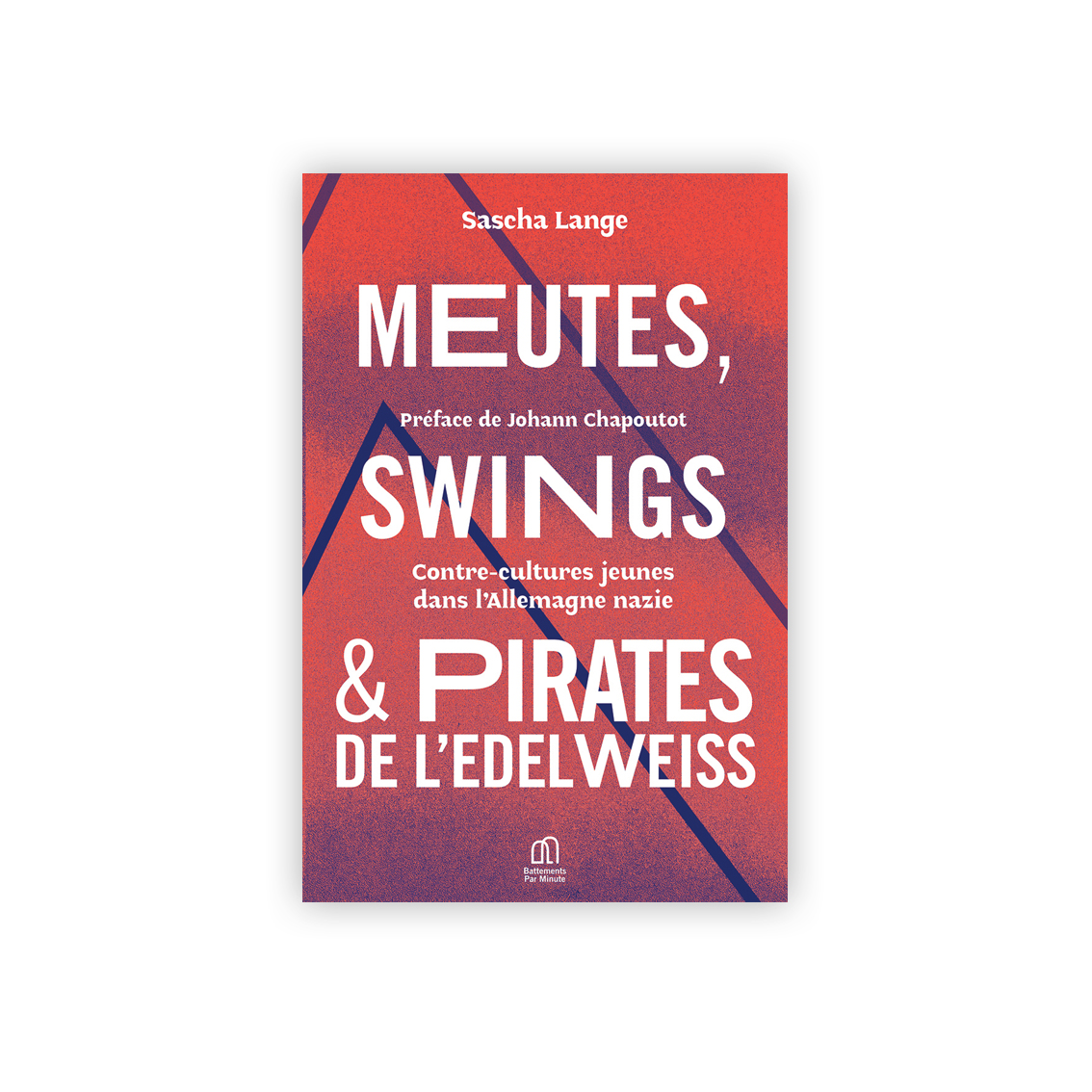 Traduit par Isabelle de Baric « Meutes, Swings et Pirates de l’Edelweiss de Sascha Lange est une étude bienvenue qui complète utilement les synthèses déjà parues sur les résistances et Resistenz(en) allemandes. » Johann Chapoutot Dans l’Allemagne des années 1930 et 1940, alors que le parti nazi règne puis part à la conquête de l’Europe et mène son programme d’extermination, des groupes de jeunes s’organisent à contre-courant de l’encadrement et de l’endoctrinement politique de l’État : ce sont les Meutes, les Swings, les Cliques et les Pirates de l’Édelweiss. Ces bandes n’hésitent pas à affronter directement les Jeunesses hitlériennes, tout en incarnant une résistance souterraine fondée sur des codes vestimentaires et des goûts musicaux. La tendance swing du jazz nord-américain y joue un rôle central, à la fois comme marqueur affinitaire et comme rejet explicite de la culture nationale-socialiste. Ainsi, ces mouvements de jeunesses allemands, qui s’organisent face au nazisme, préfigurent et annoncent les grands courants contre-culturels qui marqueront le XXe siècle. Dans cet ouvrage de référence, l’historien allemand Sascha Lange explore une histoire méconnue à partir d’archives et d’entretiens avec des protagonistes de l’époque. Édition préfacée par Johann Chapoutot et illustrée. « Évidemment, nous nous sommes défendus avec nos poings face aux provocations des Jeunesses hitlériennes. Non, c’est vrai, nous n’étions pas des enfants de chœur et je ne me souviens pas qu’ils aient réussi à nous mater. » Rolf Franz, membre de la Meute Reeperbahn.