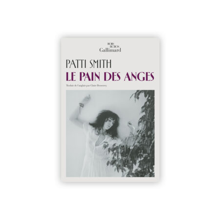 « L’extraordinaire récit autobiographique de Patti Smith, qui relate toute une vie ardente, consacrée à la musique, au chant et à la littérature. On est transporté par son écriture à la fois féerique et naturaliste. » Le Monde des Livres « Avec Le Pain des anges, Patti Smith délaisse la poésie pour nous offrir sa vie. Elle retrace celle qu’elle fut, celle qu’elle est devenue au travers différents moments de son existence : première visite dans une librairie, dialogue avec une tortue, premiers flirts, arrivée à New York, grand amour, mariage, enfants, décès, retour à la scène...» Les Inrockuptibles « Un texte autobiographique absolument bouleversant où il est longuement question de son enfance et de son père qui a tant compté. Un très beau livre qui nous permet de remonter le fil de sa vie. » France Inter « Les livres de Patti Smith, portés par une écriture d'une absolue douceur, contiennent souvent ce que la lecture peut offrir de plus salutaire : un temps figé, un calme retrouvé, une « carte menant au royaume de l'imagination infinie ». » Lire Magazine « Dans un récit poétique et captivant, l’icône du rock remonte une nouvelle fois le cours de sa vie, accordant une grande place à l’invisible, à la présence des absents. » La Vie « La voix incantatoire de Patti Smith rayonne dans ce récit intime. » The Guardian « Fascinant. Sublime. » Los Angeles Times « Le Pain des anges allonge la liste des endroits chers à Patti Smith, où s’envole le romanesque. Captivant. » The Washington Post « Incroyablement rafraîchissant, des amples passages sur des sujets rarement abordés par Patti Smith. » The New York Times