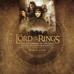 La Bande originale de La Communauté de l'Anneau d'Howard Shore, certifiée disque de platine aux États-Unis, a captivé le public du monde entier par son orchestration grandiose et ses thèmes inoubliables. Lauréat d'un Academy Award et d'un Grammy, cet album emblématique comprend deux chansons originales d'Enya, dont les très appréciées « May It Be » et « Aníron (Theme for Aragorn and Arwen) ». Indispensable à tout fan du Seigneur des Anneaux, cette bande originale intemporelle continue d'inspirer des générations entières.