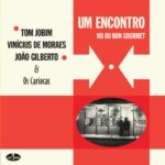 Peu d'enregistrements dans l'histoire de la musique brésilienne possèdent la portée et l'intimité de *Um Encontro No Au Bon Gourmet*. Captée en public en 1962 au restaurant Au Bon Gourmet de Copacabana (Rio de Janeiro), cette séance extraordinaire a réuni les pères fondateurs de la bossa nova dans une atmosphère à la fois informelle et électrique. Antônio Carlos Jobim, João Gilberto, Vinícius de Moraes et le groupe vocal Os Cariocas — autant de titans du genre — se sont retrouvés pour une soirée qui allait devenir l'un des témoignages scéniques les plus précieux de cette époque. La prestation rayonne de cette sophistication naturelle qui caractérisait la bossa nova à son âge d'or : les harmonies pianistiques lumineuses de Jobim, la guitare murmurée et le phrasé vocal inimitable de Gilberto, ainsi que la présence poétique de Vinícius de Moraes s'unissent pour créer une œuvre profondément personnelle et historiquement marquante. Cette réédition du label Jazz Samba propose l'enregistrement sur vinyle de 140 g, remastérisé pour préserver toutes les nuances et la chaleur des bandes originales ; un ajout indispensable à toute collection sérieuse de jazz ou de musique brésilienne.