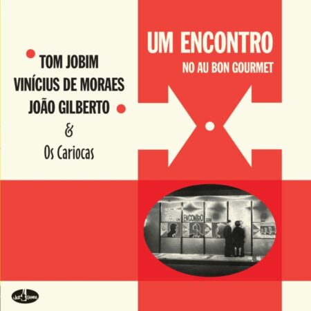 Peu d'enregistrements dans l'histoire de la musique brésilienne possèdent la portée et l'intimité de *Um Encontro No Au Bon Gourmet*. Captée en public en 1962 au restaurant Au Bon Gourmet de Copacabana (Rio de Janeiro), cette séance extraordinaire a réuni les pères fondateurs de la bossa nova dans une atmosphère à la fois informelle et électrique. Antônio Carlos Jobim, João Gilberto, Vinícius de Moraes et le groupe vocal Os Cariocas — autant de titans du genre — se sont retrouvés pour une soirée qui allait devenir l'un des témoignages scéniques les plus précieux de cette époque. La prestation rayonne de cette sophistication naturelle qui caractérisait la bossa nova à son âge d'or : les harmonies pianistiques lumineuses de Jobim, la guitare murmurée et le phrasé vocal inimitable de Gilberto, ainsi que la présence poétique de Vinícius de Moraes s'unissent pour créer une œuvre profondément personnelle et historiquement marquante. Cette réédition du label Jazz Samba propose l'enregistrement sur vinyle de 140 g, remastérisé pour préserver toutes les nuances et la chaleur des bandes originales ; un ajout indispensable à toute collection sérieuse de jazz ou de musique brésilienne.