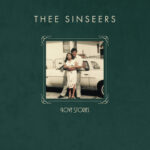 En discutant avec Thee Sinseers à l'approche de la sortie de leur nouvel album chez Colemine Records, *Love Stories*, une chose saute aux yeux : ce disque ne raconte pas une histoire d'amour lisse et sans accroc. La vision de l'amour qui s'y déploie est riche et nuancée. Pensez au film culte de 1993 sur l'est de Los Angeles, *Blood In Blood Out* : trois protagonistes liés par les épreuves, les conflits et des chemins divergents, qui finissent par se retrouver pour comprendre ce qui les unit encore. C'est un peu la même histoire ici. *Love Stories* ne cherche pas la fin heureuse ; le groupe s'intéresse à tout ce qui la précède, la suit et existe malgré elle. Rien de tout cela n'est le fruit du hasard. Plus qu'un simple nouvel album, *Love Stories* dresse le portrait d'un groupe qui a enfin trouvé sa véritable identité — un groupe qui sait exactement qui il est et qui l'affirme sans détour. Comme l'explique Quiñones : « C'est une déclaration qui consolide notre position actuelle. C'est ça, notre style. » Le bassiste Christopher Manjarrez décrit cette assurance comme quelque chose qui s'entend : « Tout a franchi un cap. » Contrairement à *Sinseerly Yours*, né de l'évolution organique d'un quatuor vers une formation de onze musiciens, *Love Stories* a été conçu dès le départ comme une œuvre collective, avec des rôles définis avant même l'entrée en studio. « Nous sommes arrivés en sachant exactement quels rôles chacun allait tenir », précise Quiñones. « Chaque membre a été pleinement pris en compte dans tous les aspects des arrangements. » Cette approche collective a également guidé les choix sonores. Chaque musicien a adopté une vision d'ensemble, écoutant non seulement sa propre partie mais aussi l'album dans sa globalité — une démarche que Quiñones compare à la création d'une « magnifique peinture » plutôt qu'à une simple compilation de morceaux. Une fois ces bases posées, le groupe a confié le mixage final à l'ingénieur du son Kelly Finnigan. « Nos avis pouvaient nous mener loin », reconnaît Quiñones, « mais en fin de compte, nous étions dix ou onze à essayer de trouver la meilleure solution. » Le groupe a aussi privilégié une instrumentation plus organique — contrebasse, guitares branchées sur des amplis pour obtenir une sonorité chaleureuse rappelant les années 60 — en puisant son inspiration partout où elle se présentait, même dans les endroits les plus inattendus. C'est cette approche décloisonnée des genres que Quiñones considère comme la caractéristique majeure de l'album. « À aucun moment nous n'avons eu l'impression de faire de la soul », confie-t-il. « Nous avions plutôt le sentiment de créer *notre* propre musique. » Mais l'ambition sonore de *Love Stories* ne raconte qu'une partie de l'histoire. Le groupe a cherché à capturer quelque chose de plus authentique qu'une simple compilation de moments forts : il s'agissait de montrer les hauts et les bas des relations amoureuses tout en élargissant le cadre pour inclure la famille, les situations complexes et les questions en suspens. Dans le titre « Let's Fall In Love (Again) », le protagoniste incarné par Quiñones implore une seconde chance avant de s'interrompre en pleine chanson pour reconnaître sa propre responsabilité dans la rupture, troquant ainsi le fantasme idéaliste contre une vérité bien plus crue. C'est cette franchise émotionnelle qui traverse tout l'album. Les parents des membres du groupe figurent sur la pochette ; leurs propres histoires d'amour sont intégrées à l'identité visuelle du disque — certaines ayant perduré, d'autres non. Comme l'explique Manjarrez : « Chaque titre de chanson vous emmène sur une voie différente de l'amour, que l'on en sorte gagnant ou perdant. » Quiñones souhaitait que les auditeurs s'imprègnent de cette ambiguïté. « L'amour est éternel », dit-il. « Il transcende les vies. Je veux que les gens restent dans le doute, que l'histoire demeure ouverte, comme un livre dont la fin n'est pas écrite. » Pour atteindre cet objectif, chaque membre de Thee Sinseers a dû mettre son ego de côté — et le faire sincèrement. « Curieusement, l'ego disparaît totalement lorsqu'il s'agit d'enregistrement ou de composition », explique Quiñones. « Au bout du compte, nous sommes tous fans les uns des autres. » C'est une confiance qui s'acquiert sur la route, forgée au fil des kilomètres parcourus ensemble et de la promiscuité de la tournée ; elle se reflète dans une formation qui a su intégrer de nouveaux éléments avec fluidité, offrant des rôles élargis à des visages familiers et accueillant les arrangements de cordes de Skip Heller, un nouveau venu qui propulse les morceaux vers des horizons inédits. Cet esprit de confiance s'étend également à leur collaboration avec le label Colemine Records, fondée sur la patience et la liberté de création. « Terry est comme un pote », déclare Quiñones. « Il nous donne son avis, mais nous jouissons d'une grande liberté car il nous fait confiance. » Pour un groupe qui cherche encore activement à se définir selon ses propres termes, un tel soutien de la part du label n'est pas seulement apprécié : il est essentiel. Pourtant, une constante demeure : l'attachement de Thee Sinseers à leurs racines. Cette identité ancrée dans l'est de Los Angeles ne s'affiche pas ostensiblement ; elle existe tout simplement, tissée dans l'étoffe même de la musique sans jamais être brandie comme un étendard. Comme l'explique Francisco Flores : « Nous venons d'ici. Cela s'entend à des kilomètres à la ronde. C'est indéniable, et nous ne cherchons pas à le cacher. C'est quelque chose qui s'exprime naturellement. » C'est sur le titre « Minute by Minute » que cela se ressent le mieux ; Quiñones le décrit comme le morceau qui reflète le mieux l'esprit du quartier — une ballade lente évoquant les bals dans les gymnases des lycées Roosevelt et Garfield, une ambiance intime et sans précipitation, tel un souvenir que l'on se crée sans même s'en rendre compte.