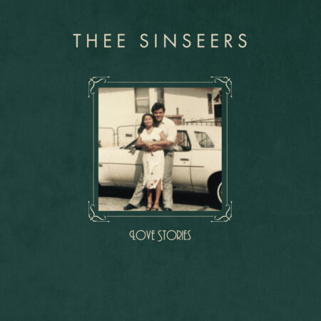 En discutant avec Thee Sinseers à l'approche de la sortie de leur nouvel album chez Colemine Records, *Love Stories*, une chose saute aux yeux : ce disque ne raconte pas une histoire d'amour lisse et sans accroc. La vision de l'amour qui s'y déploie est riche et nuancée. Pensez au film culte de 1993 sur l'est de Los Angeles, *Blood In Blood Out* : trois protagonistes liés par les épreuves, les conflits et des chemins divergents, qui finissent par se retrouver pour comprendre ce qui les unit encore. C'est un peu la même histoire ici. *Love Stories* ne cherche pas la fin heureuse ; le groupe s'intéresse à tout ce qui la précède, la suit et existe malgré elle. Rien de tout cela n'est le fruit du hasard. Plus qu'un simple nouvel album, *Love Stories* dresse le portrait d'un groupe qui a enfin trouvé sa véritable identité — un groupe qui sait exactement qui il est et qui l'affirme sans détour. Comme l'explique Quiñones : « C'est une déclaration qui consolide notre position actuelle. C'est ça, notre style. » Le bassiste Christopher Manjarrez décrit cette assurance comme quelque chose qui s'entend : « Tout a franchi un cap. » Contrairement à *Sinseerly Yours*, né de l'évolution organique d'un quatuor vers une formation de onze musiciens, *Love Stories* a été conçu dès le départ comme une œuvre collective, avec des rôles définis avant même l'entrée en studio. « Nous sommes arrivés en sachant exactement quels rôles chacun allait tenir », précise Quiñones. « Chaque membre a été pleinement pris en compte dans tous les aspects des arrangements. » Cette approche collective a également guidé les choix sonores. Chaque musicien a adopté une vision d'ensemble, écoutant non seulement sa propre partie mais aussi l'album dans sa globalité — une démarche que Quiñones compare à la création d'une « magnifique peinture » plutôt qu'à une simple compilation de morceaux. Une fois ces bases posées, le groupe a confié le mixage final à l'ingénieur du son Kelly Finnigan. « Nos avis pouvaient nous mener loin », reconnaît Quiñones, « mais en fin de compte, nous étions dix ou onze à essayer de trouver la meilleure solution. » Le groupe a aussi privilégié une instrumentation plus organique — contrebasse, guitares branchées sur des amplis pour obtenir une sonorité chaleureuse rappelant les années 60 — en puisant son inspiration partout où elle se présentait, même dans les endroits les plus inattendus. C'est cette approche décloisonnée des genres que Quiñones considère comme la caractéristique majeure de l'album. « À aucun moment nous n'avons eu l'impression de faire de la soul », confie-t-il. « Nous avions plutôt le sentiment de créer *notre* propre musique. » Mais l'ambition sonore de *Love Stories* ne raconte qu'une partie de l'histoire. Le groupe a cherché à capturer quelque chose de plus authentique qu'une simple compilation de moments forts : il s'agissait de montrer les hauts et les bas des relations amoureuses tout en élargissant le cadre pour inclure la famille, les situations complexes et les questions en suspens. Dans le titre « Let's Fall In Love (Again) », le protagoniste incarné par Quiñones implore une seconde chance avant de s'interrompre en pleine chanson pour reconnaître sa propre responsabilité dans la rupture, troquant ainsi le fantasme idéaliste contre une vérité bien plus crue. C'est cette franchise émotionnelle qui traverse tout l'album. Les parents des membres du groupe figurent sur la pochette ; leurs propres histoires d'amour sont intégrées à l'identité visuelle du disque — certaines ayant perduré, d'autres non. Comme l'explique Manjarrez : « Chaque titre de chanson vous emmène sur une voie différente de l'amour, que l'on en sorte gagnant ou perdant. » Quiñones souhaitait que les auditeurs s'imprègnent de cette ambiguïté. « L'amour est éternel », dit-il. « Il transcende les vies. Je veux que les gens restent dans le doute, que l'histoire demeure ouverte, comme un livre dont la fin n'est pas écrite. » Pour atteindre cet objectif, chaque membre de Thee Sinseers a dû mettre son ego de côté — et le faire sincèrement. « Curieusement, l'ego disparaît totalement lorsqu'il s'agit d'enregistrement ou de composition », explique Quiñones. « Au bout du compte, nous sommes tous fans les uns des autres. » C'est une confiance qui s'acquiert sur la route, forgée au fil des kilomètres parcourus ensemble et de la promiscuité de la tournée ; elle se reflète dans une formation qui a su intégrer de nouveaux éléments avec fluidité, offrant des rôles élargis à des visages familiers et accueillant les arrangements de cordes de Skip Heller, un nouveau venu qui propulse les morceaux vers des horizons inédits. Cet esprit de confiance s'étend également à leur collaboration avec le label Colemine Records, fondée sur la patience et la liberté de création. « Terry est comme un pote », déclare Quiñones. « Il nous donne son avis, mais nous jouissons d'une grande liberté car il nous fait confiance. » Pour un groupe qui cherche encore activement à se définir selon ses propres termes, un tel soutien de la part du label n'est pas seulement apprécié : il est essentiel. Pourtant, une constante demeure : l'attachement de Thee Sinseers à leurs racines. Cette identité ancrée dans l'est de Los Angeles ne s'affiche pas ostensiblement ; elle existe tout simplement, tissée dans l'étoffe même de la musique sans jamais être brandie comme un étendard. Comme l'explique Francisco Flores : « Nous venons d'ici. Cela s'entend à des kilomètres à la ronde. C'est indéniable, et nous ne cherchons pas à le cacher. C'est quelque chose qui s'exprime naturellement. » C'est sur le titre « Minute by Minute » que cela se ressent le mieux ; Quiñones le décrit comme le morceau qui reflète le mieux l'esprit du quartier — une ballade lente évoquant les bals dans les gymnases des lycées Roosevelt et Garfield, une ambiance intime et sans précipitation, tel un souvenir que l'on se crée sans même s'en rendre compte.