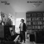 Après l'album Young Hearts (2023), produit en collaboration avec Kenny Beats, Benny Sings se tourne vers son monde intérieur avec 22 Durnham Dew, son disque le plus personnel à ce jour. Après plusieurs décennies de tournées et d'enregistrements, l'artiste a adopté un mode de vie plus ancré, centré sur sa famille. Conçu avec et pour ses proches, 22 Durnham Dew bénéficie de la participation de son épouse et de sa fille. À travers ces titres, Benny Sings évoque la paternité, la vie de famille et les moments du quotidien propres à l'âge adulte. Reconnu de longue date comme l'une des voix les plus singulières de la pop moderne, il continue de déployer la chaleur, la maîtrise artistique et le charme naturel qui caractérisent son œuvre.