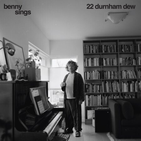 Après l'album Young Hearts (2023), produit en collaboration avec Kenny Beats, Benny Sings se tourne vers son monde intérieur avec 22 Durnham Dew, son disque le plus personnel à ce jour. Après plusieurs décennies de tournées et d'enregistrements, l'artiste a adopté un mode de vie plus ancré, centré sur sa famille. Conçu avec et pour ses proches, 22 Durnham Dew bénéficie de la participation de son épouse et de sa fille. À travers ces titres, Benny Sings évoque la paternité, la vie de famille et les moments du quotidien propres à l'âge adulte. Reconnu de longue date comme l'une des voix les plus singulières de la pop moderne, il continue de déployer la chaleur, la maîtrise artistique et le charme naturel qui caractérisent son œuvre.