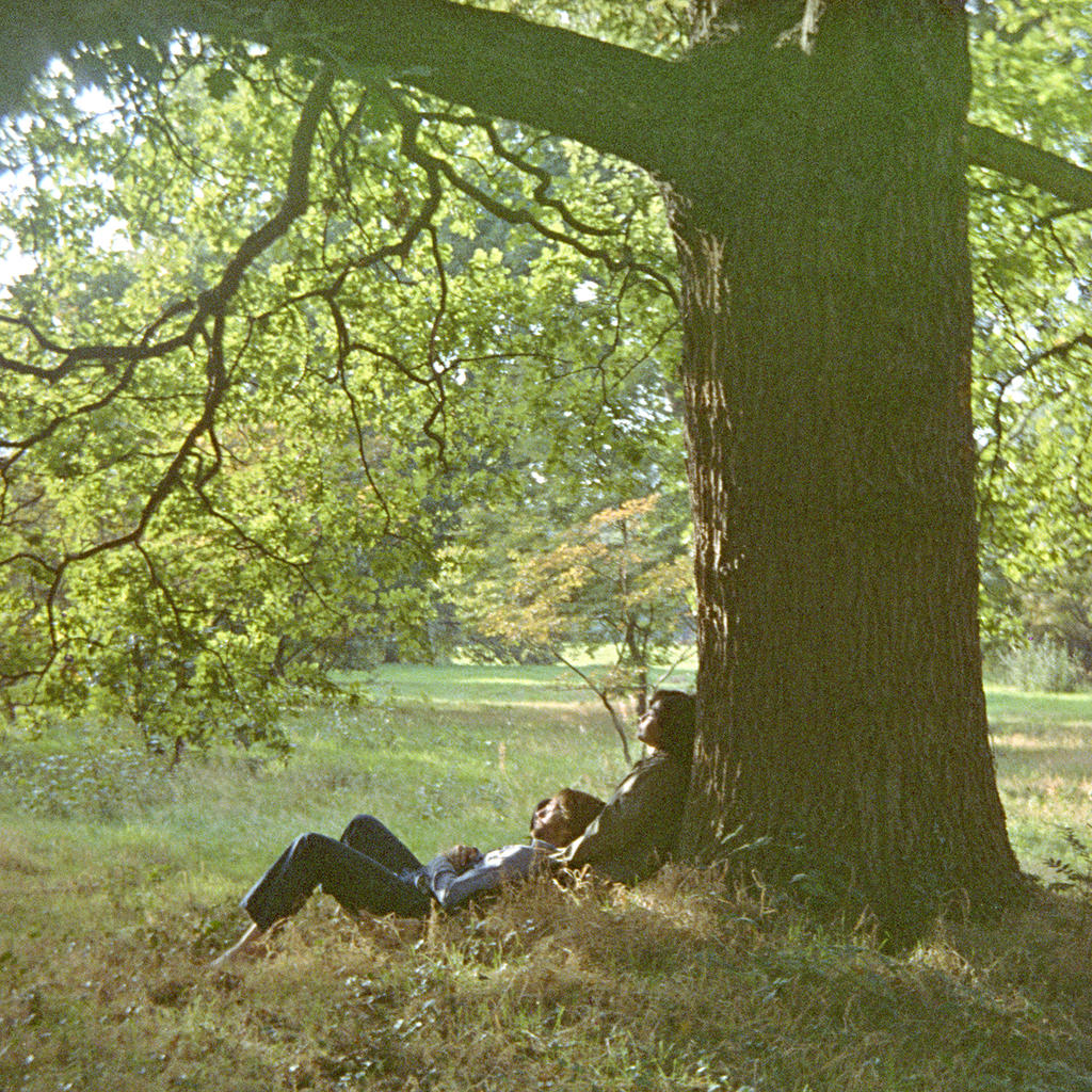 Premier album solo emblématique de John Lennon, avec la participation de Ringo Starr, Klaus Voormann, Billy Preston et Phil Spector. Entièrement remixé à partir des bandes multipistes originales aux studios Abbey Road par l'ingénieur du son Paul Hicks sous la supervision de la productrice Yoko Ono Lennon. Dépouillé et sans artifice, John Lennon y livre ses blessures, ses colères et ses doutes avec une sincérité bouleversante, porté par des titres comme 'Mother' ou 'Working Class Hero'.