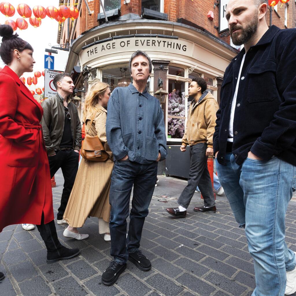 SORTIE LE 02.10.2026 The Age Of Everything est le cinquième album studio de longue durée de Johnny Marr. Écrit à Londres, développé sur scène lors d’une tournée sur la côte Est de l’Amérique du Nord puis enregistré à Manchester, The Age Of Everything capte l’énergie et les tensions de la ville. À la fois incisif, rapide et dynamique, l’album déborde d’idées et de possibilités.