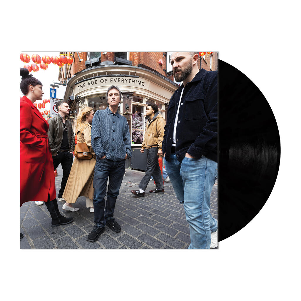 SORTIE LE 02.10.2026 The Age Of Everything est le cinquième album studio de longue durée de Johnny Marr. Écrit à Londres, développé sur scène lors d’une tournée sur la côte Est de l’Amérique du Nord puis enregistré à Manchester, The Age Of Everything capte l’énergie et les tensions de la ville. À la fois incisif, rapide et dynamique, l’album déborde d’idées et de possibilités.