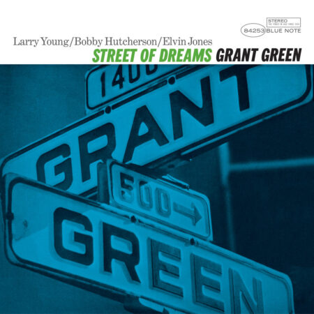 Le trio formé par le guitariste Grant Green, l’organiste Larry Young et le batteur Elvin Jones révèle une alchimie particulière dès leur première rencontre sur Talkin’ About en 1964. Deux mois plus tard, ils retrouvent le studio avec le vibraphoniste Bobby Hutcherson pour enregistrer Street Of Dreams, un album à l’élégance atmosphérique et au lyrisme raffiné.