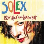« Low Kick and Hard Bop » (2001) est le troisième album de l’autrice-compositrice d’Amsterdam et ancienne disquaire Elisabeth Esselink. Sur ce disque, son esthétique futuriste nourrie de samples et de sons trouvés atteint une nouvelle ampleur, avec des hooks puisés dans de vieux vinyles poussiéreux, la télévision, la radio ou encore les bruits de la rue. La réédition du 25e anniversaire par Matador Records inclut également le morceau longtemps perdu « Mr. Crockpot ». « Un ensemble vertigineux d’éléments et d’exubérance », écrivait The Wire.