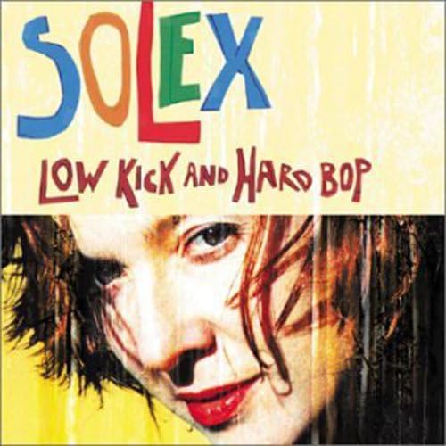 « Low Kick and Hard Bop » (2001) est le troisième album de l’autrice-compositrice d’Amsterdam et ancienne disquaire Elisabeth Esselink. Sur ce disque, son esthétique futuriste nourrie de samples et de sons trouvés atteint une nouvelle ampleur, avec des hooks puisés dans de vieux vinyles poussiéreux, la télévision, la radio ou encore les bruits de la rue. La réédition du 25e anniversaire par Matador Records inclut également le morceau longtemps perdu « Mr. Crockpot ». « Un ensemble vertigineux d’éléments et d’exubérance », écrivait The Wire.