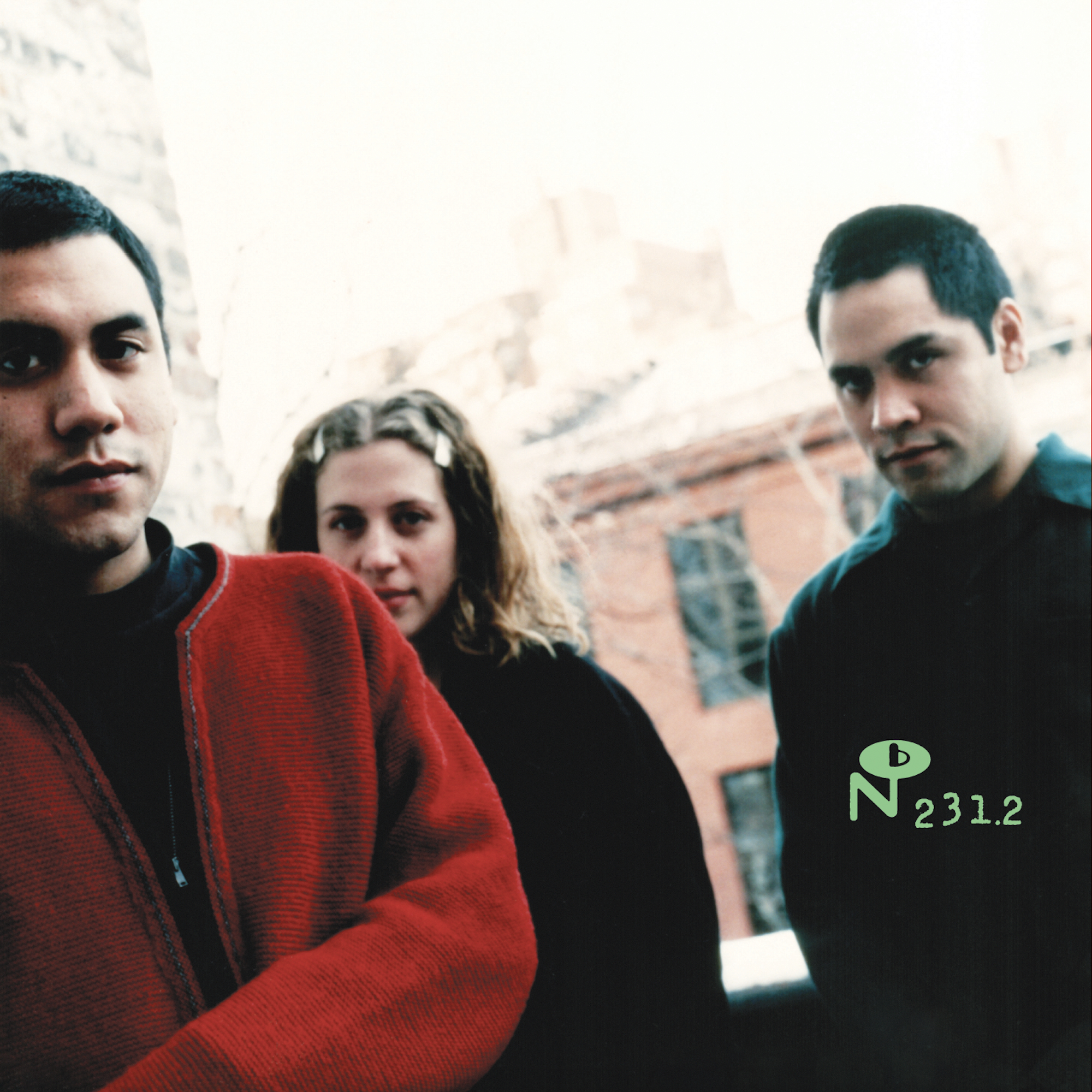Le seul disque de rupture dont vous aurez jamais besoin. Avec ses harmonies aériennes, ses rythmes pick-pocket et ses solos de guitare qui hurlent comme une ambulance à 2h du matin, le deuxième album d'Ida sorti en 1996 s'est répandu hors de Brooklyn via des autoradios CD détachables et des mixtapes de amoureux longue distance. Sorti à l'origine sur le label Simple Machines, cette édition deluxe Numero pour le 30e anniversaire de I Know About You ajoute une demi-douzaine de titres supplémentaires, une riche documentation photographique et un contexte inédit signé Jenny Toomey et Sara Marcus. Mouchoirs non inclus. LP 1 1. Little Things 2. Back Burner 3. Tellings 4. Thank You 5. Downtown 6. Treasure Chest 7. Requator 8. When I Was Now LP 2 1. August Again 2. Plans 3. 95 North 4. Goodnight 5. Its Not Alright 6. Trash 7. Dreamdate 8. Tales Of Brave Ida Part III 9. Equator Dub 10. Truxtun Park