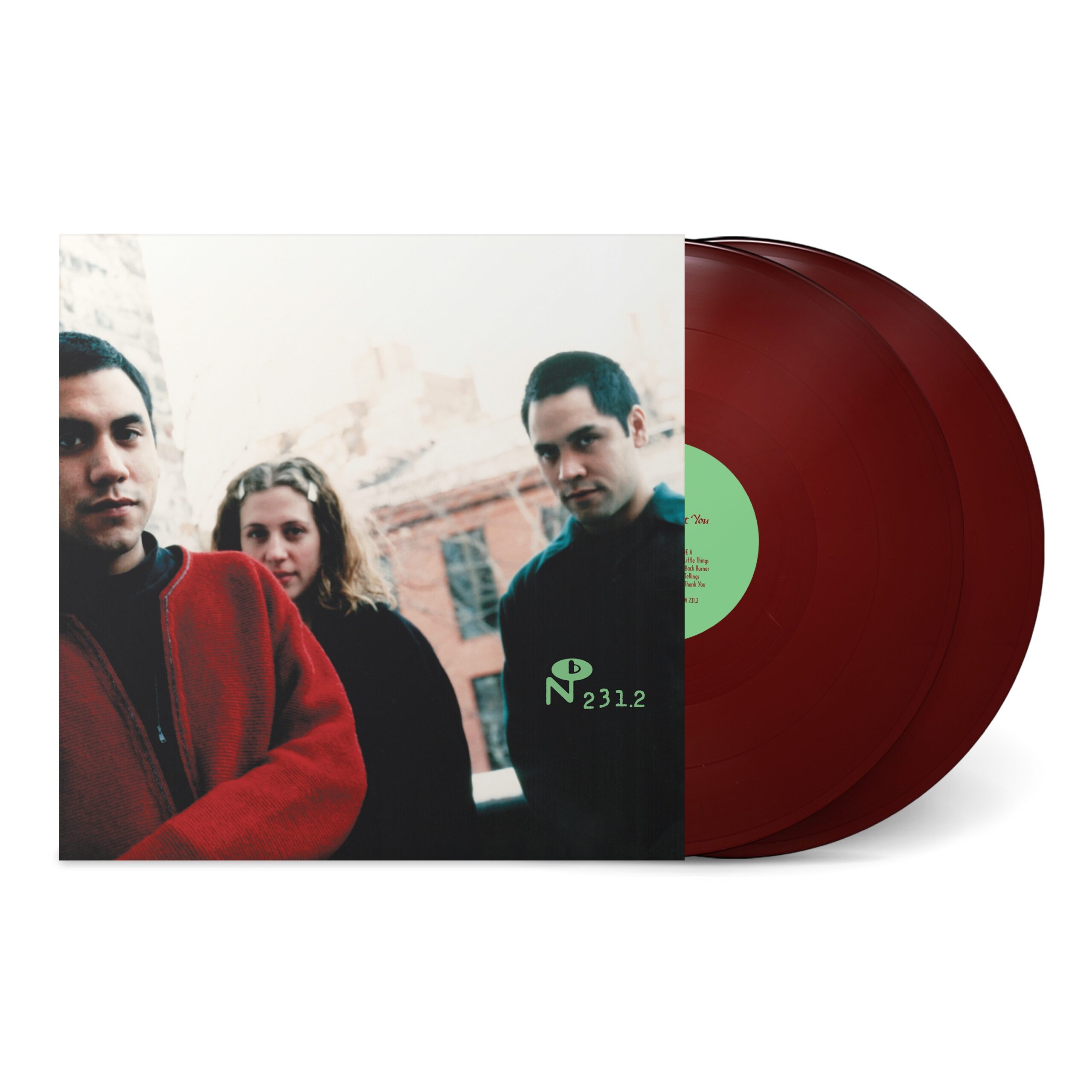 Le seul disque de rupture dont vous aurez jamais besoin. Avec ses harmonies aériennes, ses rythmes pick-pocket et ses solos de guitare qui hurlent comme une ambulance à 2h du matin, le deuxième album d'Ida sorti en 1996 s'est répandu hors de Brooklyn via des autoradios CD détachables et des mixtapes de amoureux longue distance. Sorti à l'origine sur le label Simple Machines, cette édition deluxe Numero pour le 30e anniversaire de I Know About You ajoute une demi-douzaine de titres supplémentaires, une riche documentation photographique et un contexte inédit signé Jenny Toomey et Sara Marcus. Mouchoirs non inclus. LP 1 1. Little Things 2. Back Burner 3. Tellings 4. Thank You 5. Downtown 6. Treasure Chest 7. Requator 8. When I Was Now LP 2 1. August Again 2. Plans 3. 95 North 4. Goodnight 5. Its Not Alright 6. Trash 7. Dreamdate 8. Tales Of Brave Ida Part III 9. Equator Dub 10. Truxtun Park