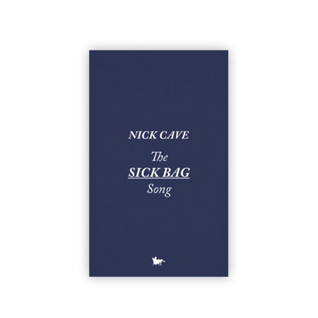 En tournée nord-américaine avec les Bad Seeds, Nick Cave tient un journal : à chaque ville étape, une entrée griffonnée sur l’un de ces sacs vomitoires mis à disposition dans les avions. Mais la chronique se mue en poème épique, entre envolées lyriques et pure trivialité, exaltation et dérision. Parmi les brouillons de chansons, visions d’apocalypse et listes incongrues, on croise des anges et des muses, des enfants sur un pont, une bien-aimée lointaine, des bergers d’abeilles, et quelques idoles, de Bryan Ferry à Bob Dylan… Un objet littéraire unique en son genre, une œuvre puissante, parfois poignante, toujours jubilatoire. Quai Voltaire Paru le 02/04/2026 Genre : Littérature étrangère 192 pages - 135 x 220 mm EAN : 9791037115843 ISBN : 9791037115843