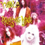 Premier album de Hole, Pretty On The Inside s'impose dès sa sortie en 1991 comme l'un des disques fondateurs de la scène alternative américaine. Entre punk abrasif, noise rock et énergie grunge, ce manifeste révèle un groupe au son radical qui marquera durablement l'histoire du rock. Longtemps indisponible en vinyle, l'album fait aujourd'hui l'objet d'une édition remasterisée supervisée par le guitariste du groupe Eric Erlandson.