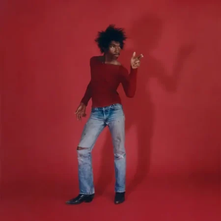 Avec son premier album très attendu LOVE IS THE LAW, Love Spells fait de l’amour un véritable manifeste. Inspiré par les nuits passées au mythique Numbers, club emblématique de Houston, l’album puise dans les sonorités des années 70/80 et de la New Wave pour créer une pop alternative à la fois rétro, sensuelle et contemporaine. Porté par une voix androgyne et un spleen envoûtant, Love Spells s’est déjà fait remarquer par les médias internationaux et par des artistes renommés (Justin Bieber, Erykah Badu, Lorde, The Marías ou Suki Waterhouse...). Il a également collaboré avec Dominic Fike et Kevin Abstract. LOVE IS THE LAW est une déclaration frontale et universelle : placer l’amour au-dessus de tout le reste.