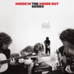 'Inside In / Inside Out' (2006) est le premier album des The Kooks. Porté par des mélodies accrocheuses et une énergie fraîche, il mêle rock indépendant, pop et folk avec une grande spontanéité.