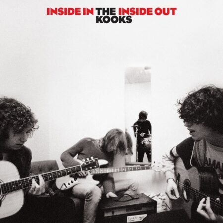 'Inside In / Inside Out' (2006) est le premier album des The Kooks. Porté par des mélodies accrocheuses et une énergie fraîche, il mêle rock indépendant, pop et folk avec une grande spontanéité.