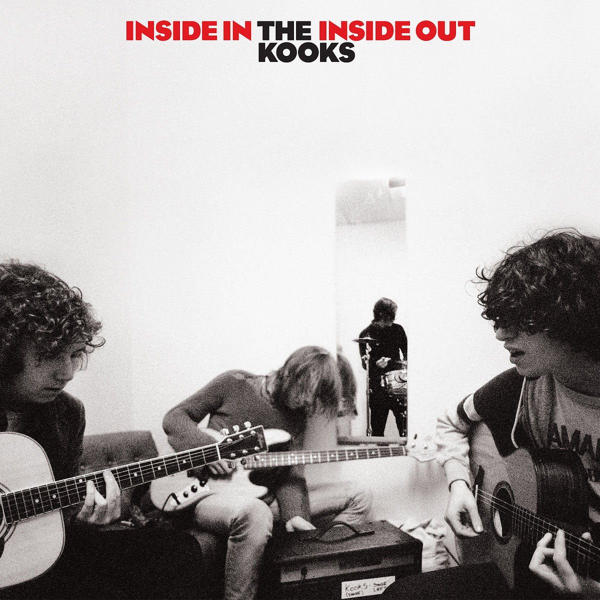 'Inside In / Inside Out' (2006) est le premier album des The Kooks. Porté par des mélodies accrocheuses et une énergie fraîche, il mêle rock indépendant, pop et folk avec une grande spontanéité.
