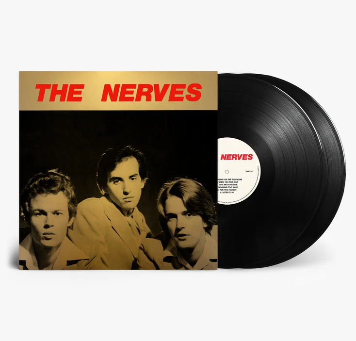 The Nerves étaient un trio américain de power pop, formé à San Francisco en 1974 puis basé à Los Angeles, composé du guitariste Jack Lee, du bassiste Peter Case et du batteur Paul Collins. Les trois membres composaient et chantaient. Bien que le groupe n'ait eu qu'une existence éphémère, il a réussi à autoproduire en 1976 un EP légendaire de quatre titres — distribué par Bomp! Records — comprenant deux chansons de Jack Lee (« Hanging On The Telephone » et « Give Me Some Time »), une de Peter Case (« When You Find Out ») et une de Paul Collins (« Working Too Hard »). Ils ont également donné de nombreux concerts le long de la côte Ouest et effectué des tournées aux États-Unis et au Canada, assurant notamment la première partie des Ramones. The Nerves sont devenus l'un des groupes les plus influents de la nouvelle vague power pop apparue à la fin des années 70, un genre qui continue de susciter des vocations aujourd'hui auprès de jeunes formations comme The Lemon Twigs, Sharp Pins et Mod Lang. Ah oui, n'oublions pas cette petite reprise de « Hanging On The Telephone » qui a fait sensation (et continue de le faire) après que Jeffery Lee Pierce — président de l'antenne côte Ouest du fan-club de Blondie et futur leader du Gun Club — a remis une copie sur cassette de l'EP à Debbie et Chris en 1978.