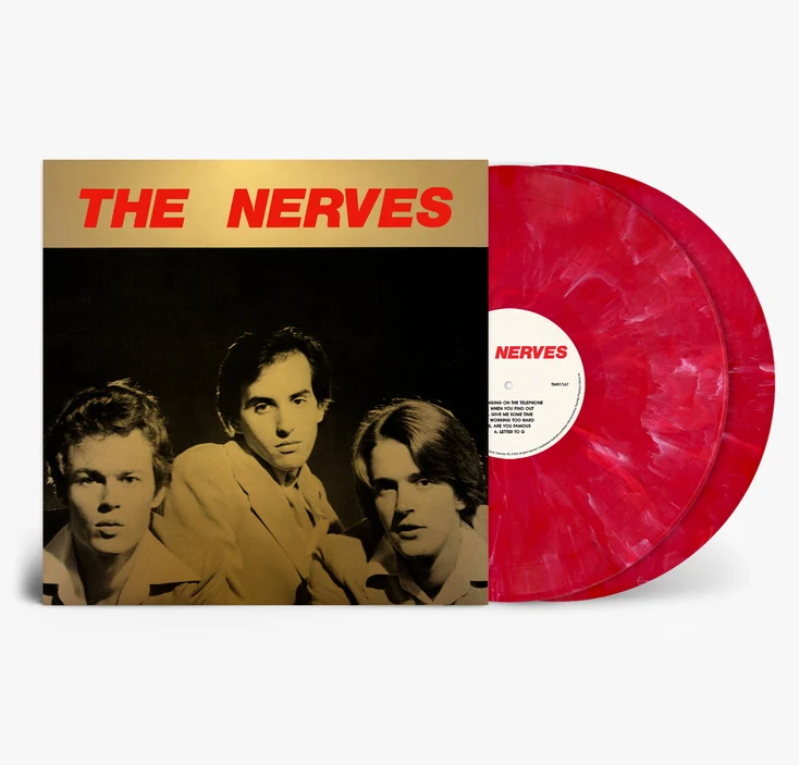The Nerves étaient un trio américain de power pop, formé à San Francisco en 1974 puis basé à Los Angeles, composé du guitariste Jack Lee, du bassiste Peter Case et du batteur Paul Collins. Les trois membres composaient et chantaient. Bien que le groupe n'ait eu qu'une existence éphémère, il a réussi à autoproduire en 1976 un EP légendaire de quatre titres — distribué par Bomp! Records — comprenant deux chansons de Jack Lee (« Hanging On The Telephone » et « Give Me Some Time »), une de Peter Case (« When You Find Out ») et une de Paul Collins (« Working Too Hard »). Ils ont également donné de nombreux concerts le long de la côte Ouest et effectué des tournées aux États-Unis et au Canada, assurant notamment la première partie des Ramones. The Nerves sont devenus l'un des groupes les plus influents de la nouvelle vague power pop apparue à la fin des années 70, un genre qui continue de susciter des vocations aujourd'hui auprès de jeunes formations comme The Lemon Twigs, Sharp Pins et Mod Lang. Ah oui, n'oublions pas cette petite reprise de « Hanging On The Telephone » qui a fait sensation (et continue de le faire) après que Jeffery Lee Pierce — président de l'antenne côte Ouest du fan-club de Blondie et futur leader du Gun Club — a remis une copie sur cassette de l'EP à Debbie et Chris en 1978.